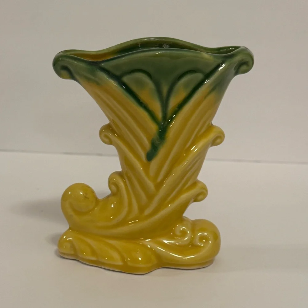 Vintage USA 835 Pottery Mid Century Modern Art Cornucopia Vase 5” Horn Plenty